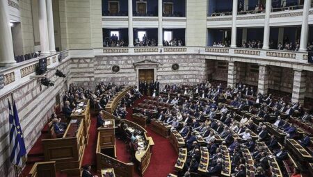 Yunanistan’da çok sağcı 3 meclis üyesinin milletvekilliği düşürüldü